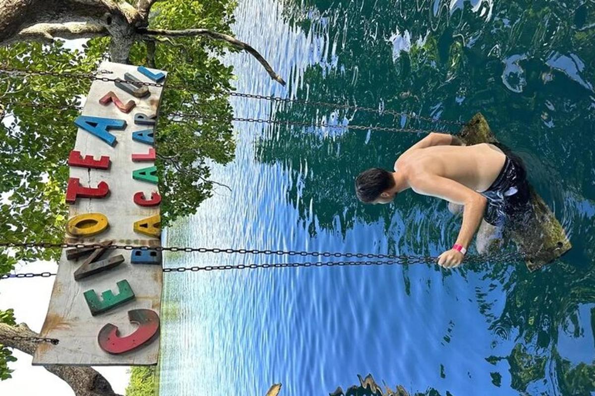 un bărbat în apa unei piscine