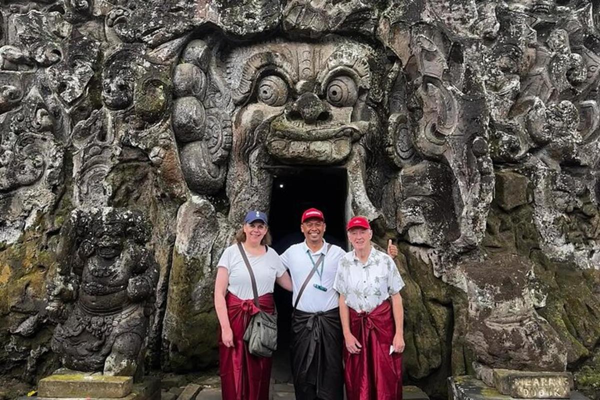 Un grupo de personas de pie frente a un edificio de piedra.