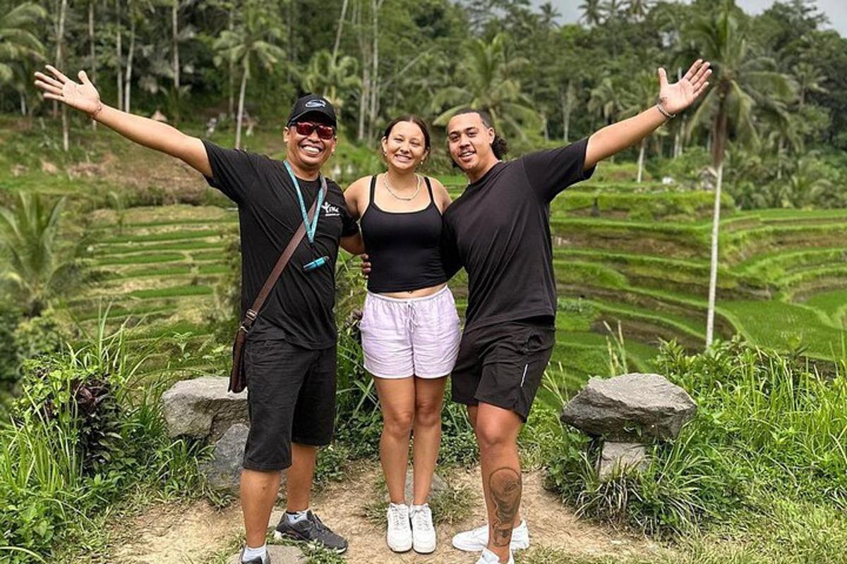 một nhóm ba người đang đứng trên một con đường mòn