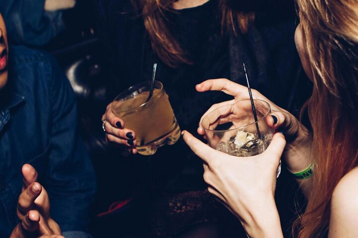 un grup de oameni care țin băuturi în mâini