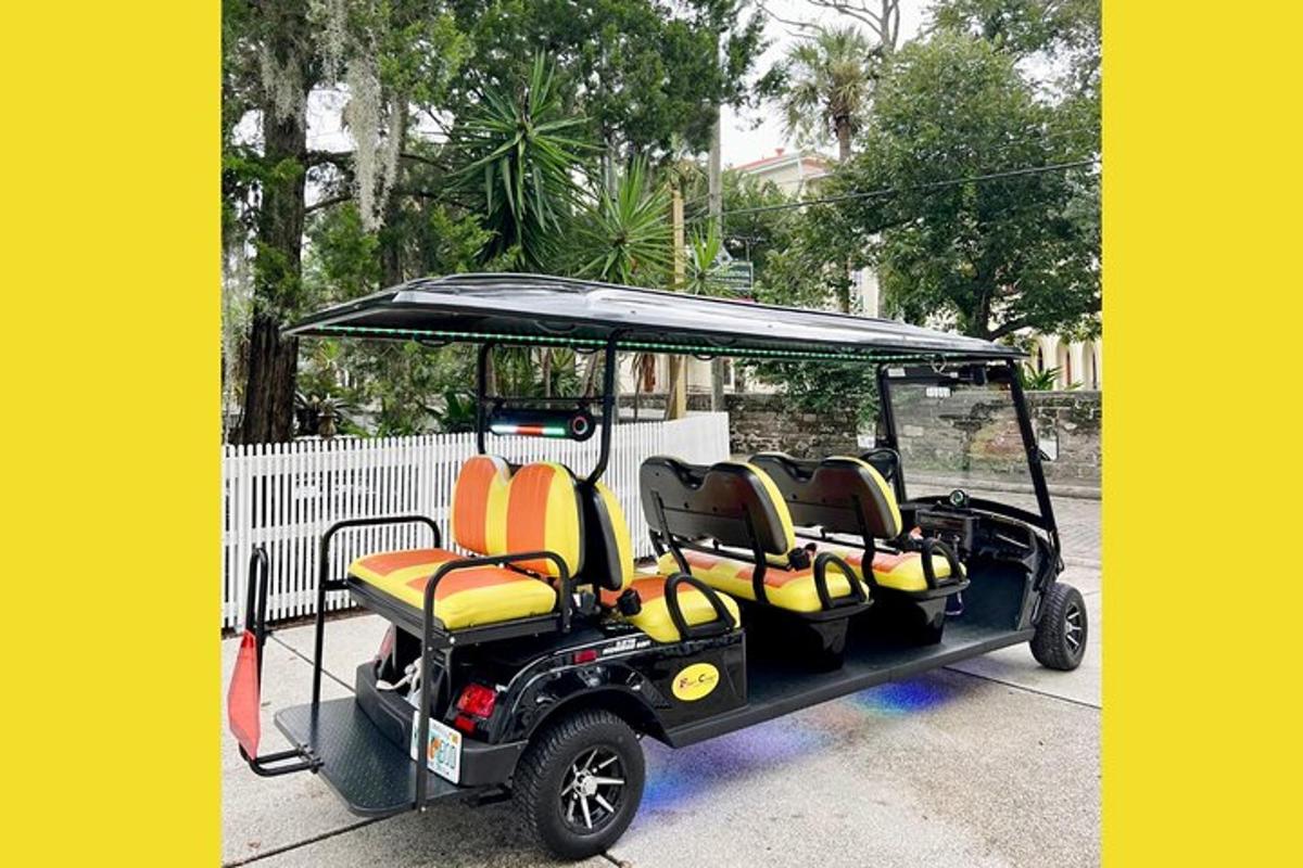 kereta golf dengan tempat duduk kuning dan oren
