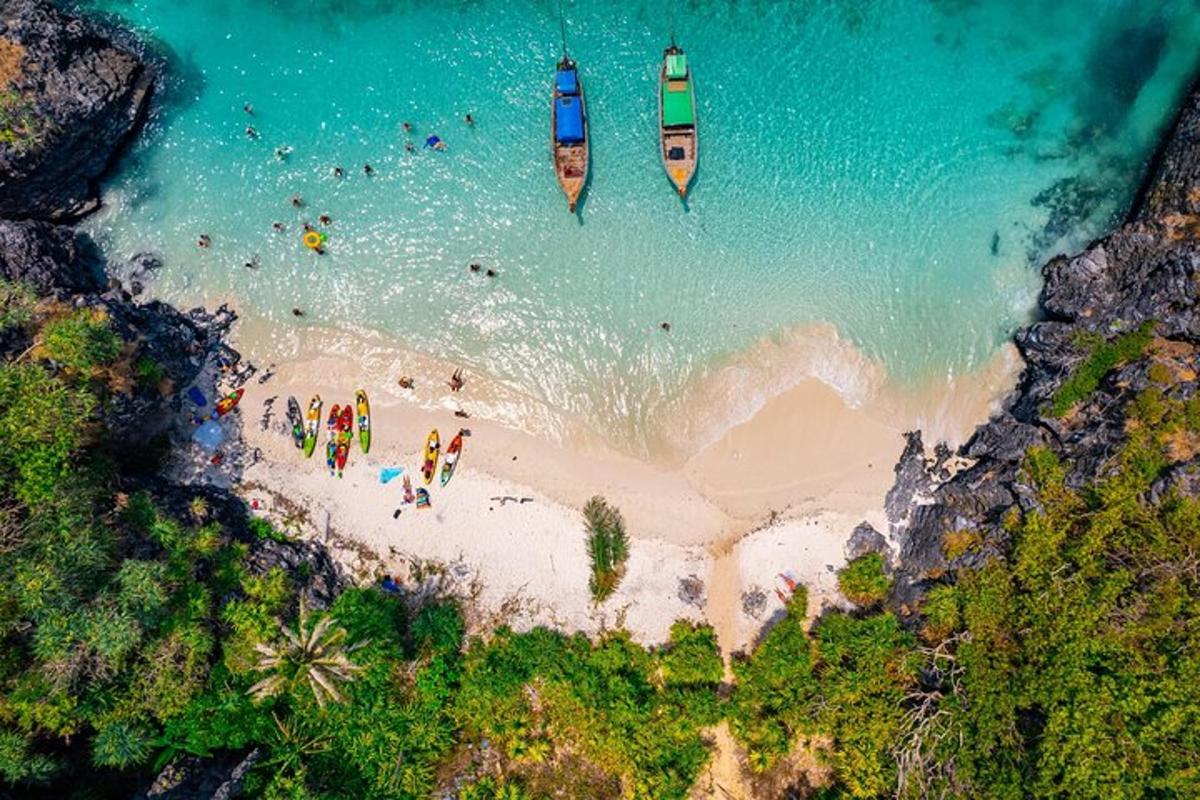 zračni pogled na plažo s čolni v vodi