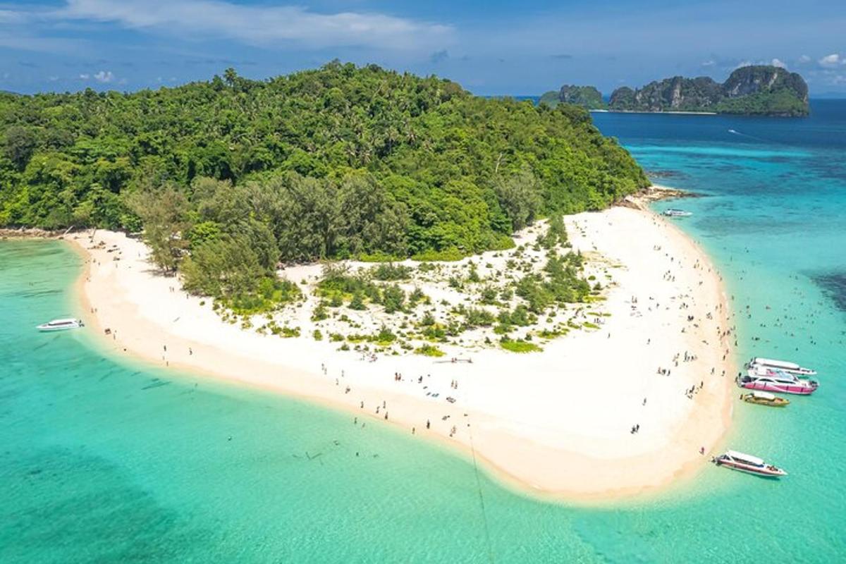 eine Insel im Ozean mit Booten im Wasser