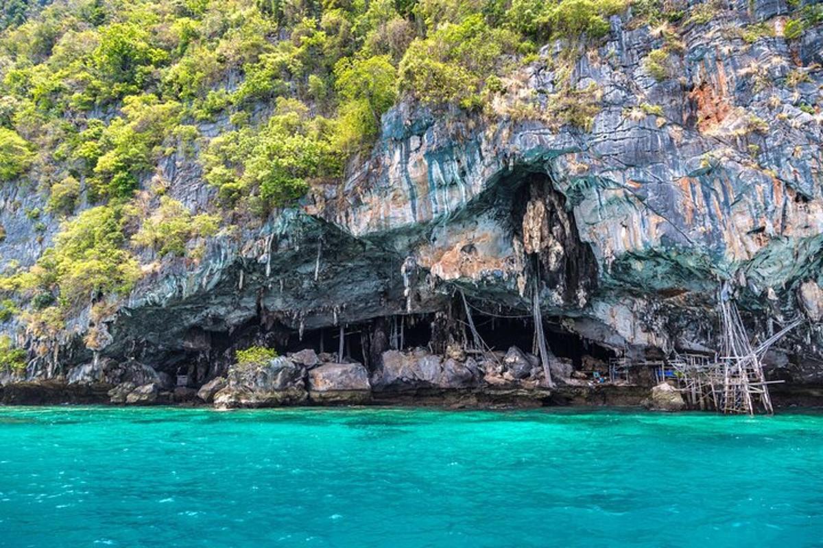 sebuah gua di sisi gunung dengan air biru