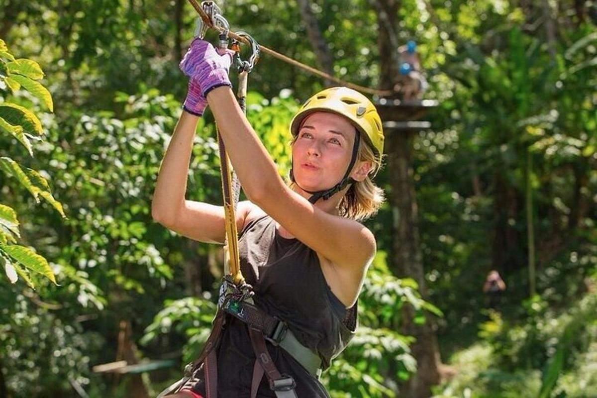 một người phụ nữ trên đường trượt zipline trong rừng