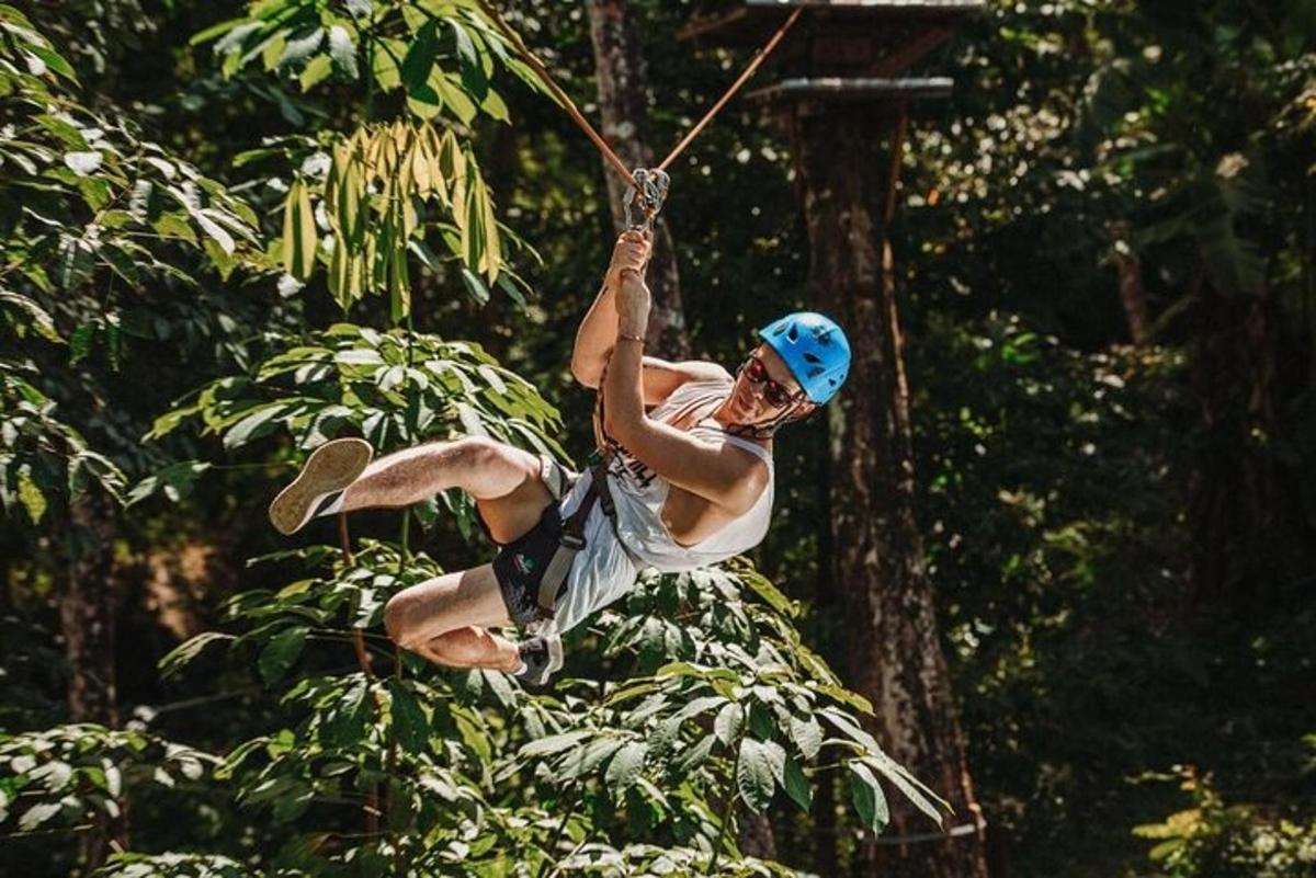 một người đàn ông treo mình trên một sợi dây bằng ván trượt