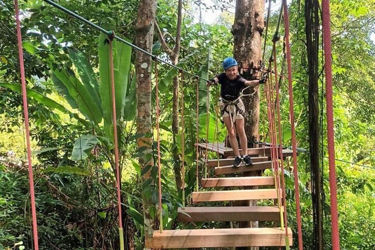 một người đàn ông trên cầu treo trong rừng rậm