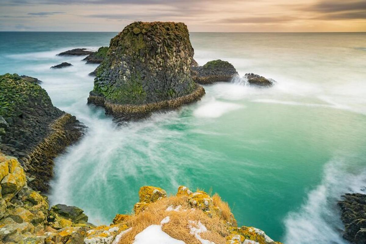 pemandangan laut dengan bebatuan di dalam air