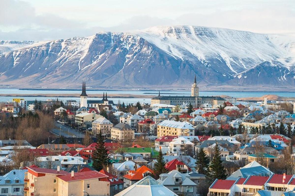 borg með snæviþöktum fjalli í bakgrunni