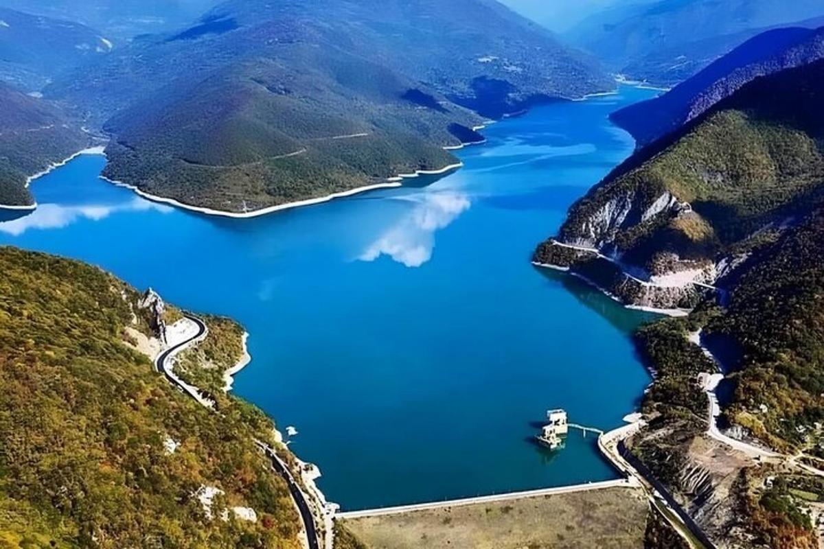 vista aèria d'un llac a les muntanyes