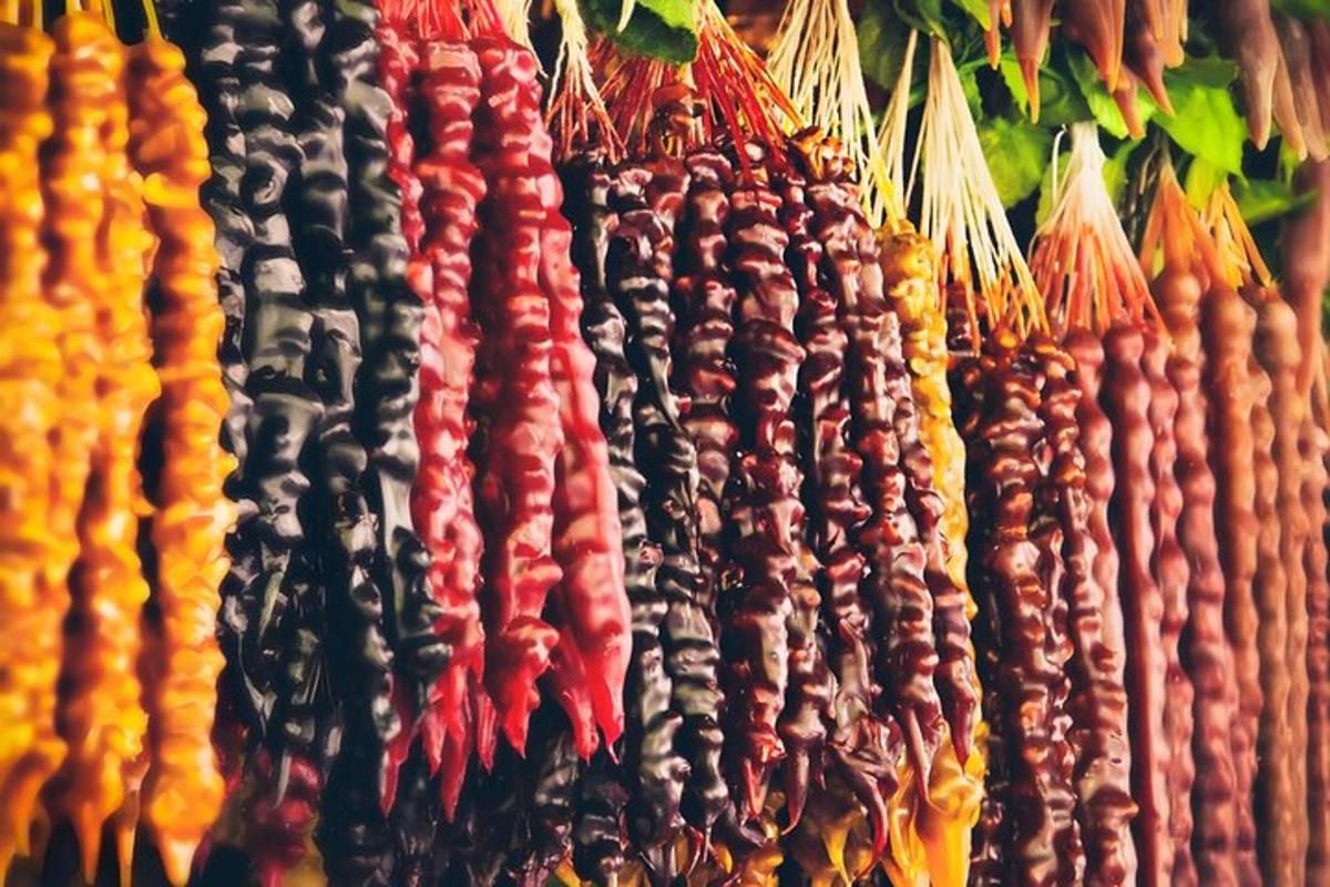 sekelompok bawang berwarna berbeda dipajang