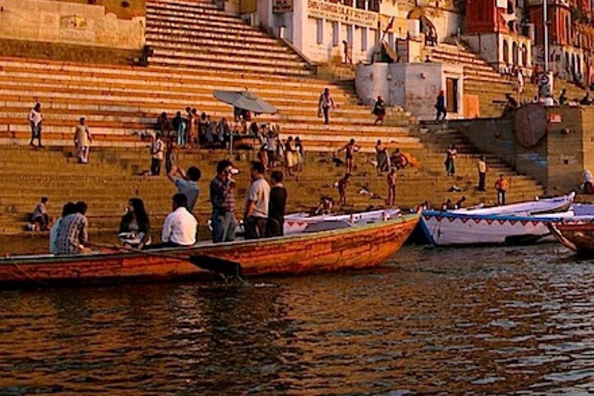 μια ομάδα ανθρώπων σε μια βάρκα στο νερό