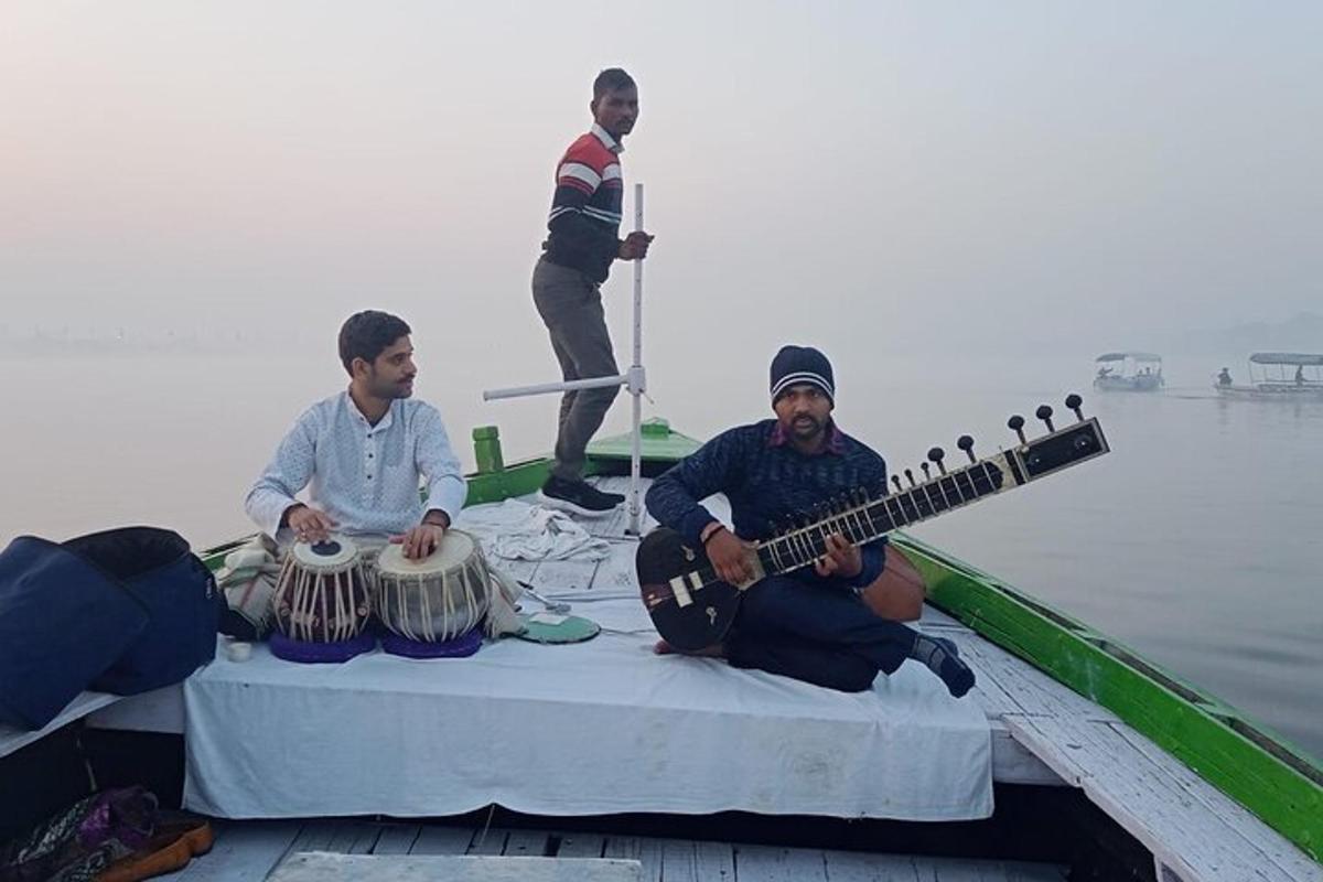 isang grupo ng mga lalaki na nakaupo sa isang bangka na tumutugtog ng gitara