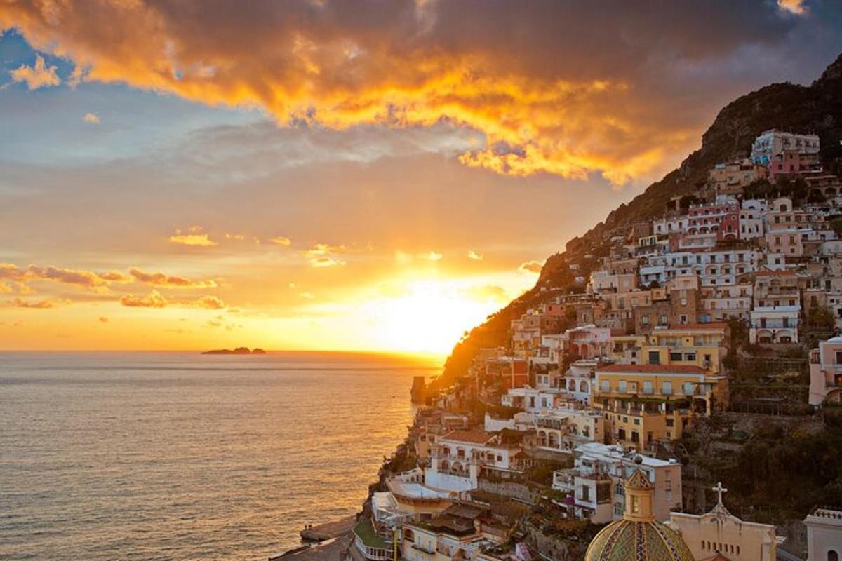 vaade Amalfi rannikule päikeseloojangul