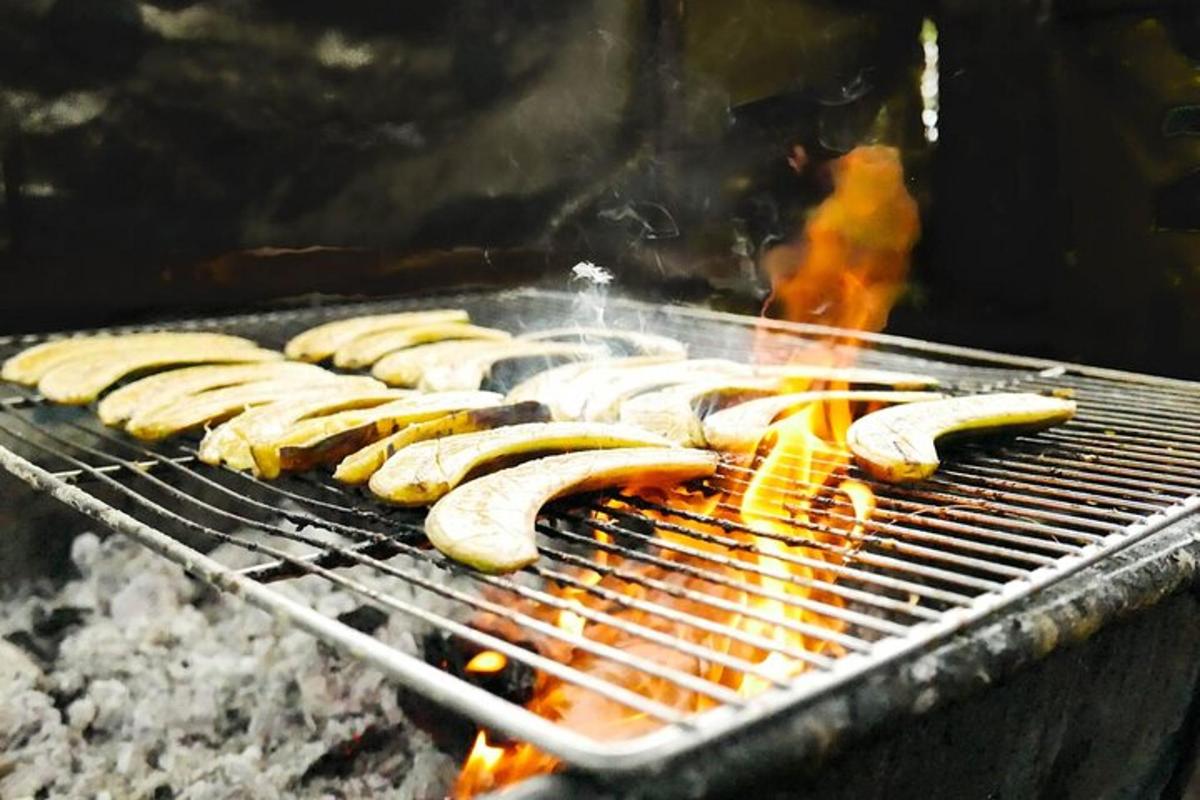 un mucchio di salsicce che cuociono su una griglia