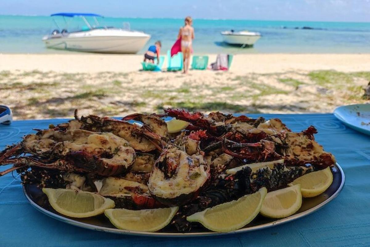 un piatto di frutti di mare su un tavolo in spiaggia