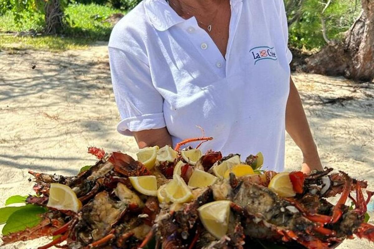 een vrouw die een krab vasthoudt met citroenschijfjes erop