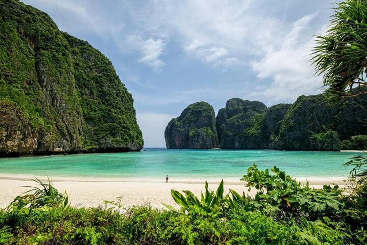 plaža na Filipinima s vapnenačkim liticama