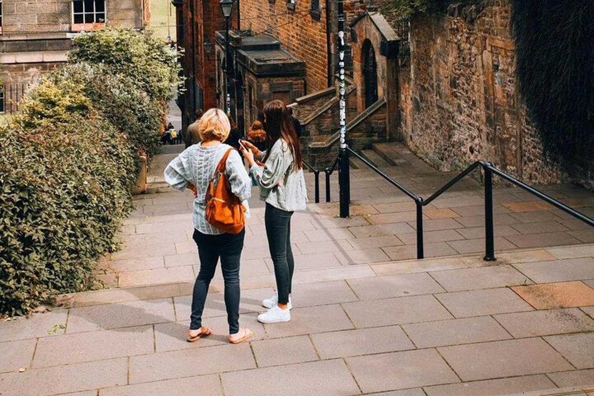 due donne camminano lungo una strada