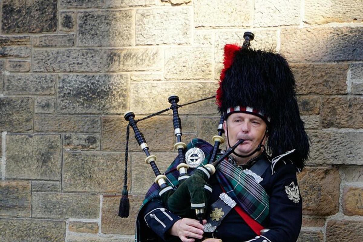 un uomo in una band che suona uno strumento