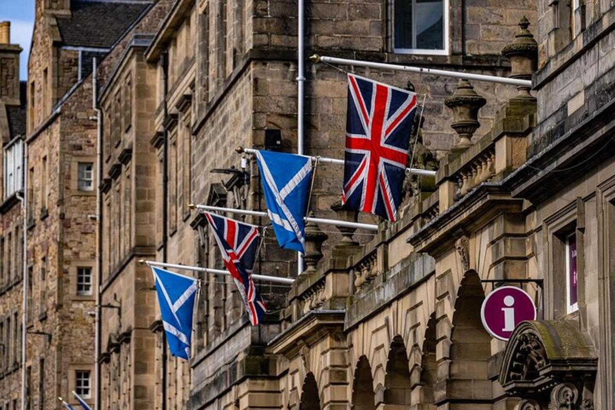 Un grupo de banderas británicas en el costado de un edificio.