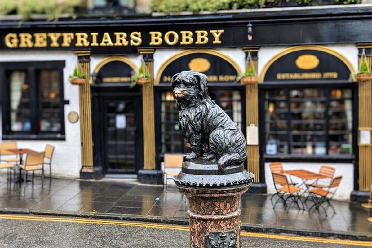 una statua di un cane su un palo davanti a un negozio