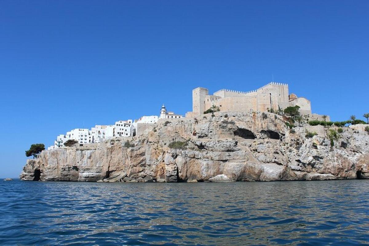 un castell en un penya-segat a l'aigua
