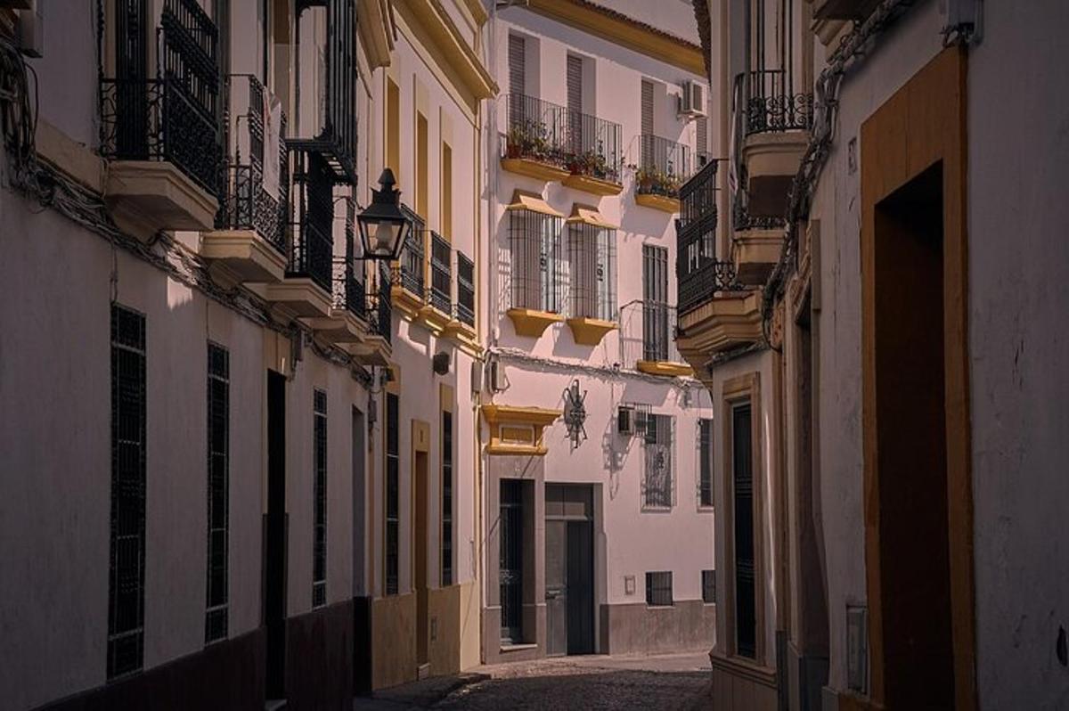 un carreró amb edificis blancs amb balcons