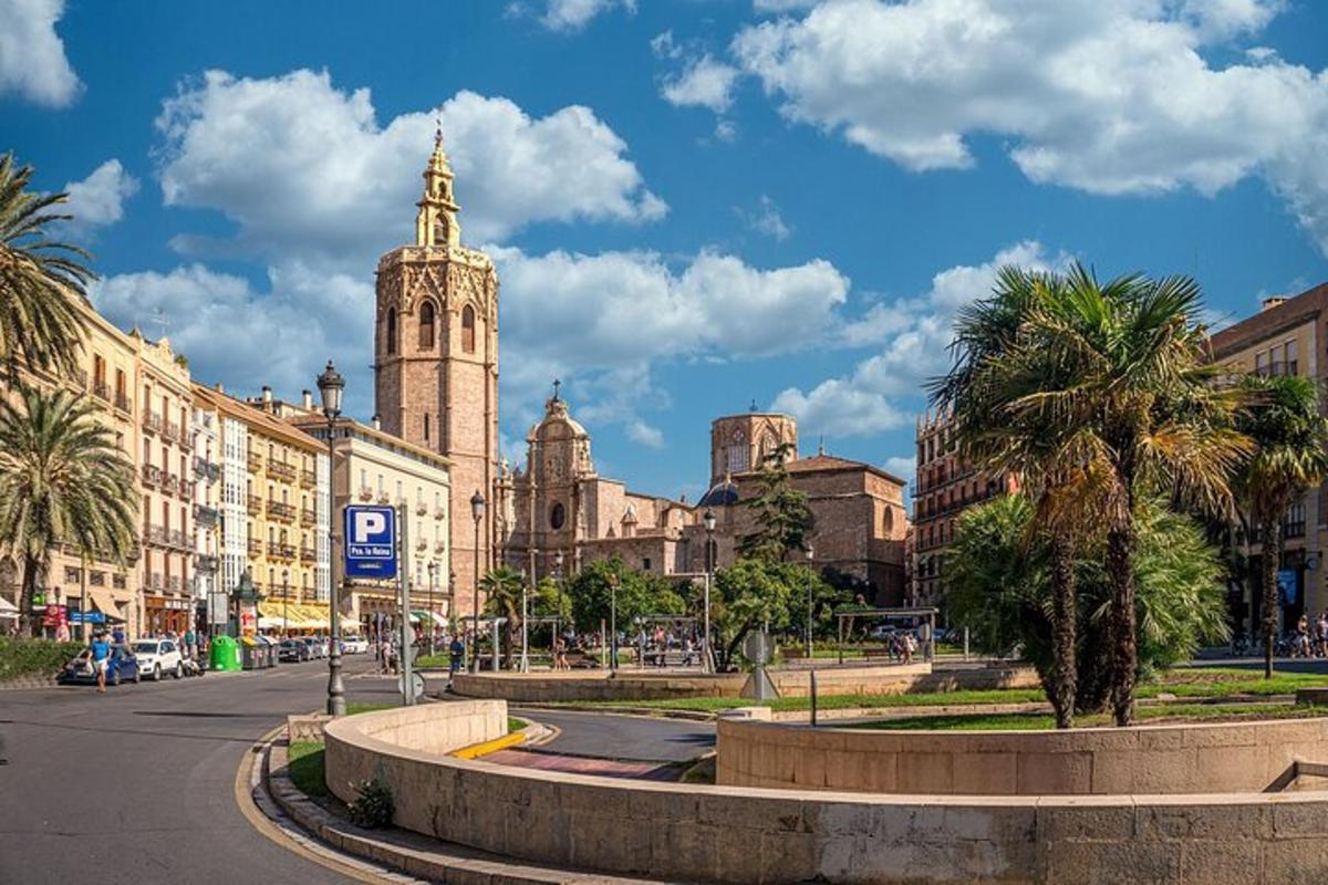 un gran edifici amb una torre de rellotge en un carrer de la ciutat