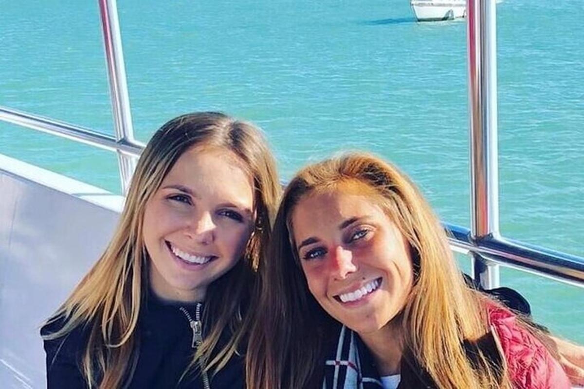 due donne sedute una accanto all'altra su una nave