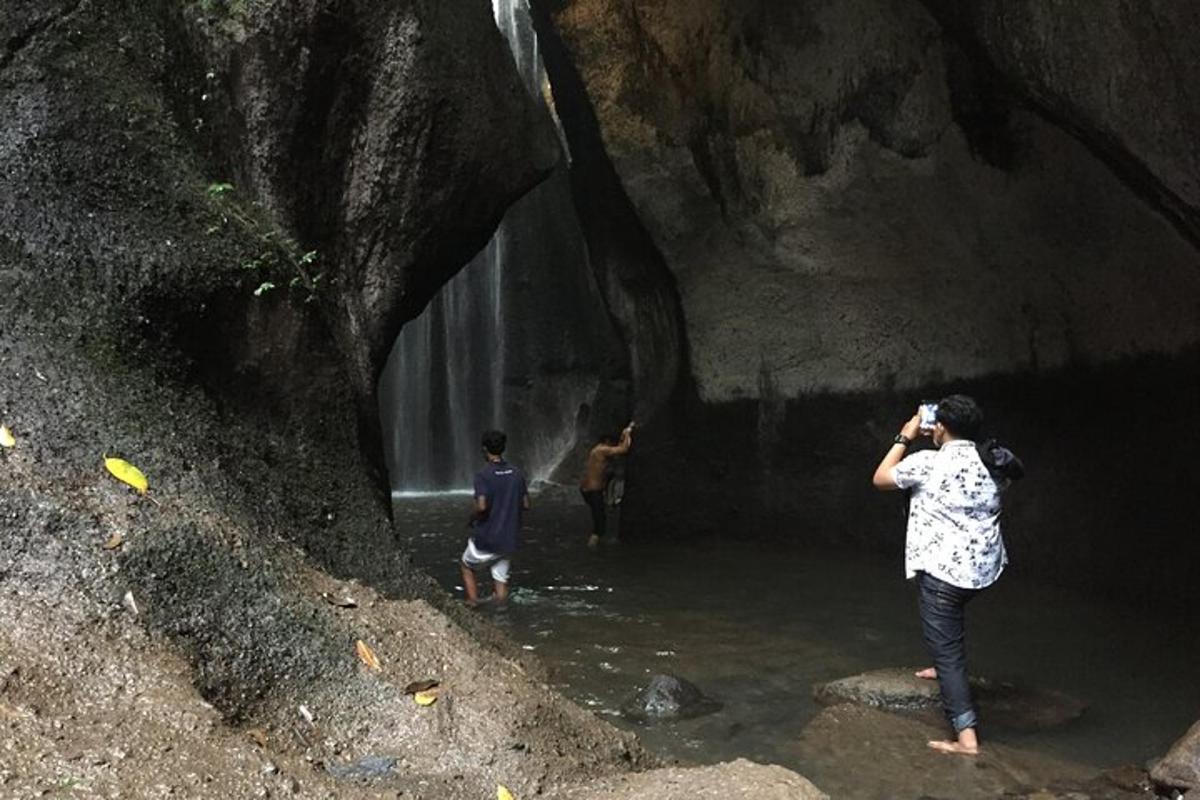 una donna che scatta una foto a due persone in una grotta