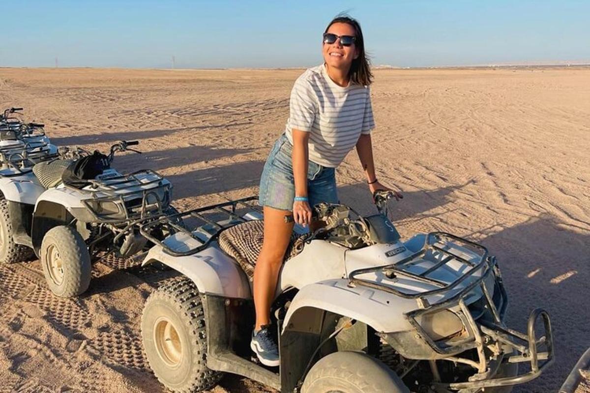 eine Frau, die auf einem Quad in der Wüste sitzt