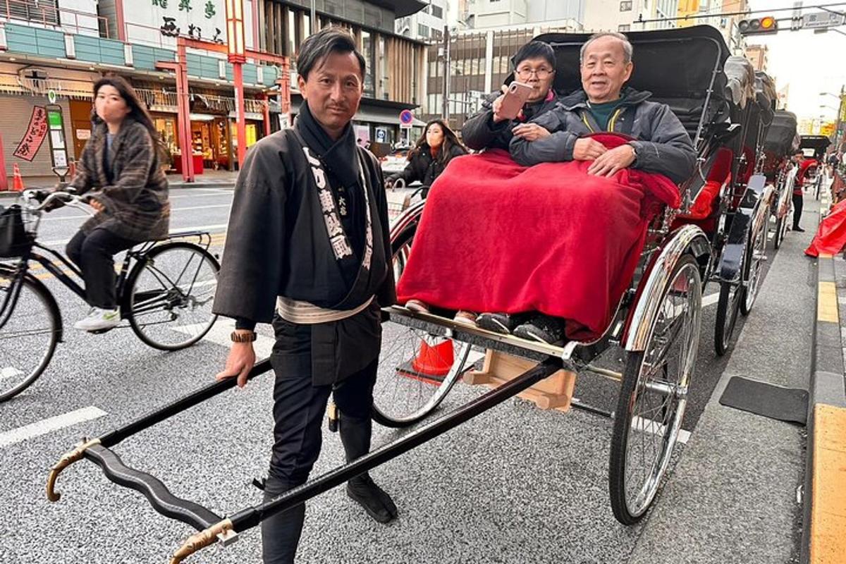 un hombre tirando de otro hombre en un rickshaw