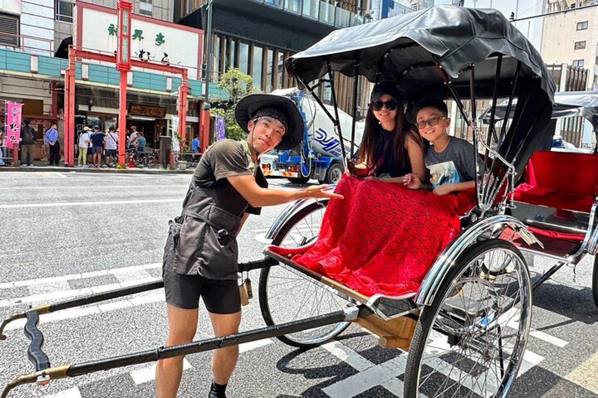 hai người đi xe kéo kéo