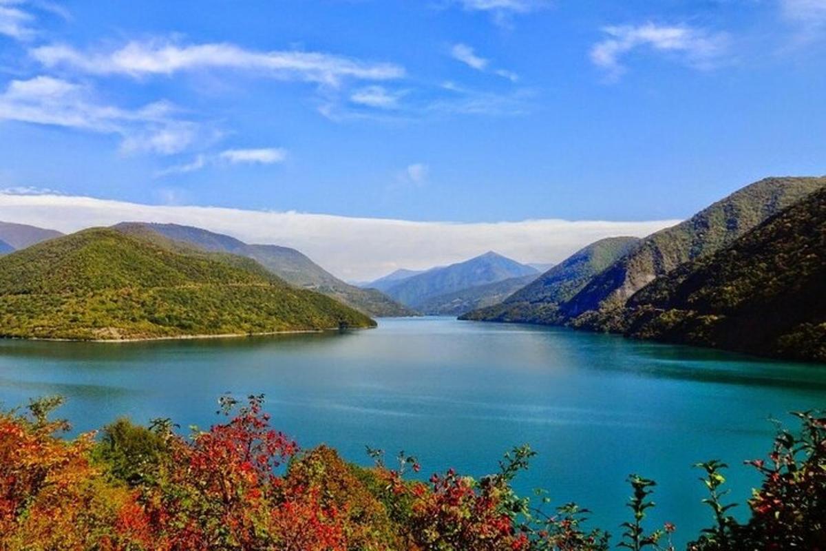 pogled na jezero v gorah