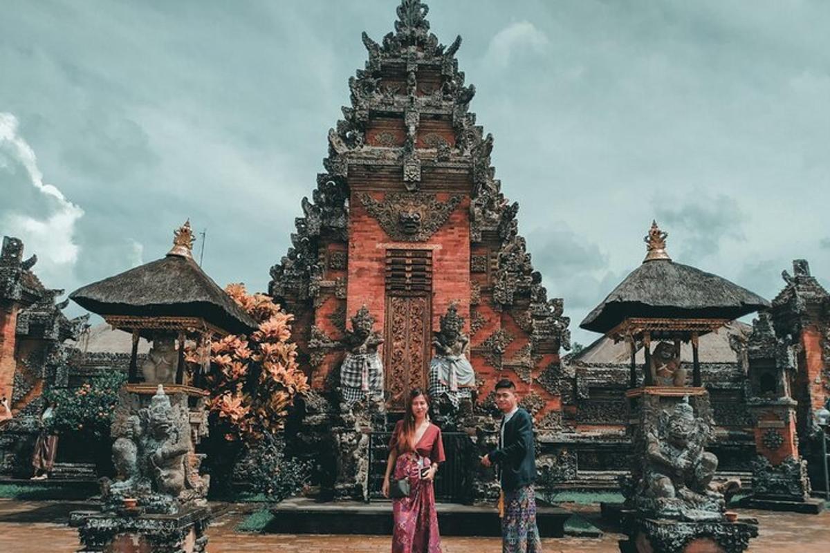 seorang lelaki dan seorang wanita berdiri di hadapan sebuah bangunan