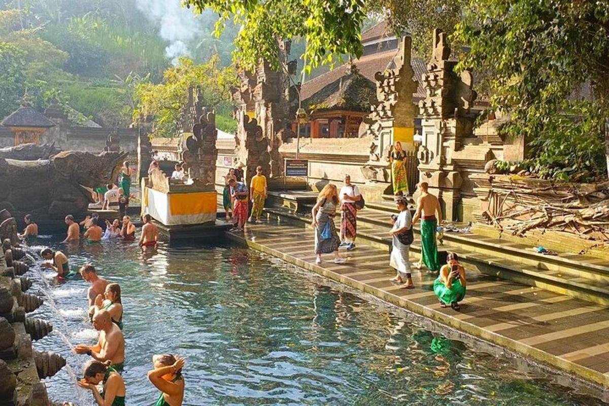 sekumpulan orang di dalam air di sebuah kuil