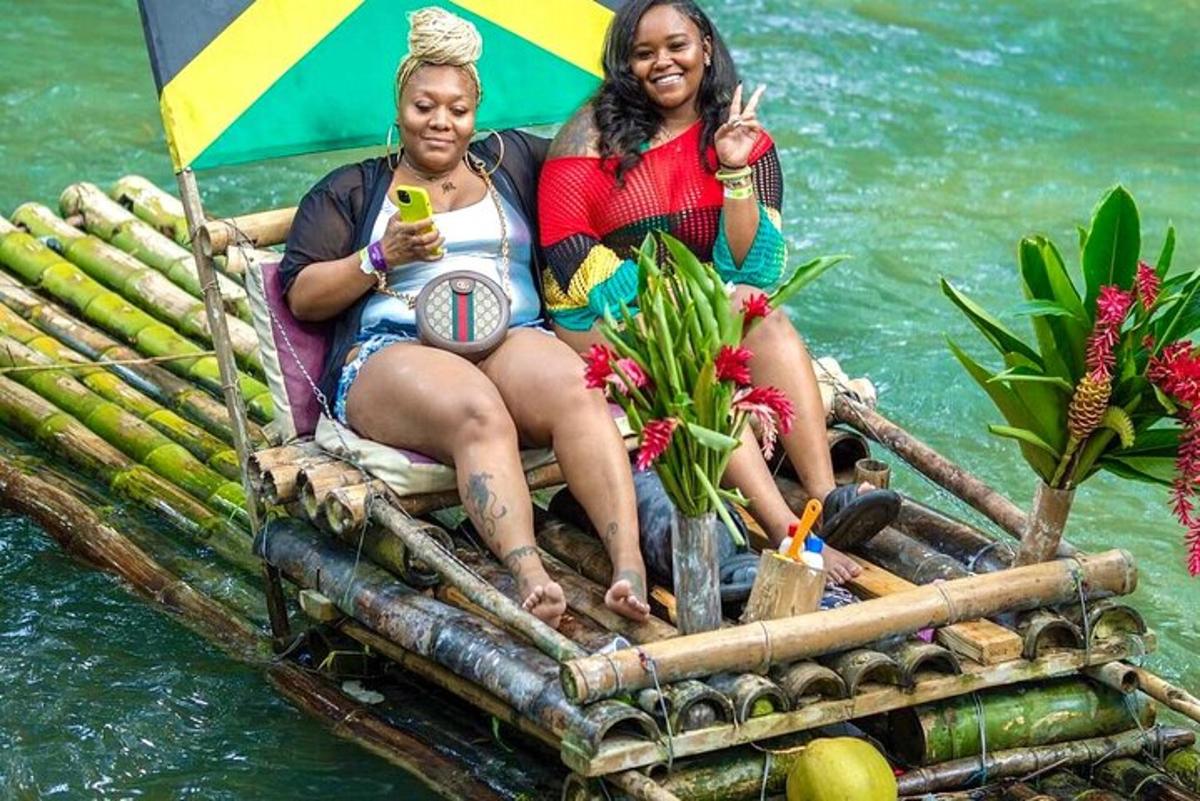 due donne sedute su una zattera in acqua