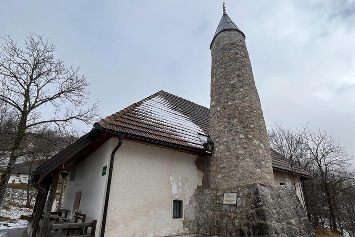 budova s kamenným komínem se střechou