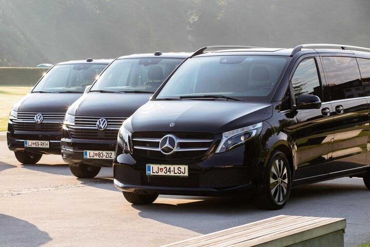 dva autobusy Volkswagen zaparkované na parkovišti
