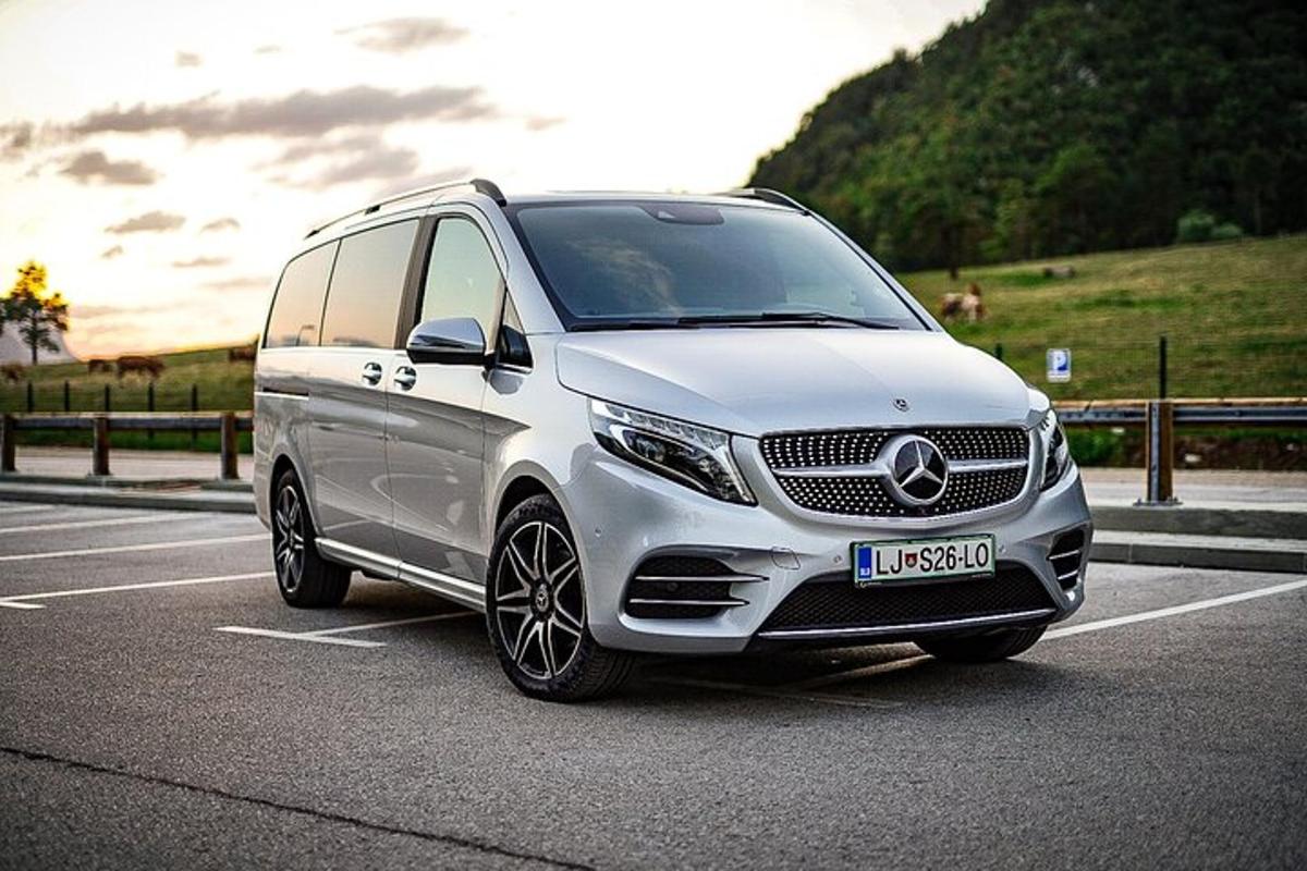 sebuah van mercedes benz putih diletakkan di tempat letak kereta