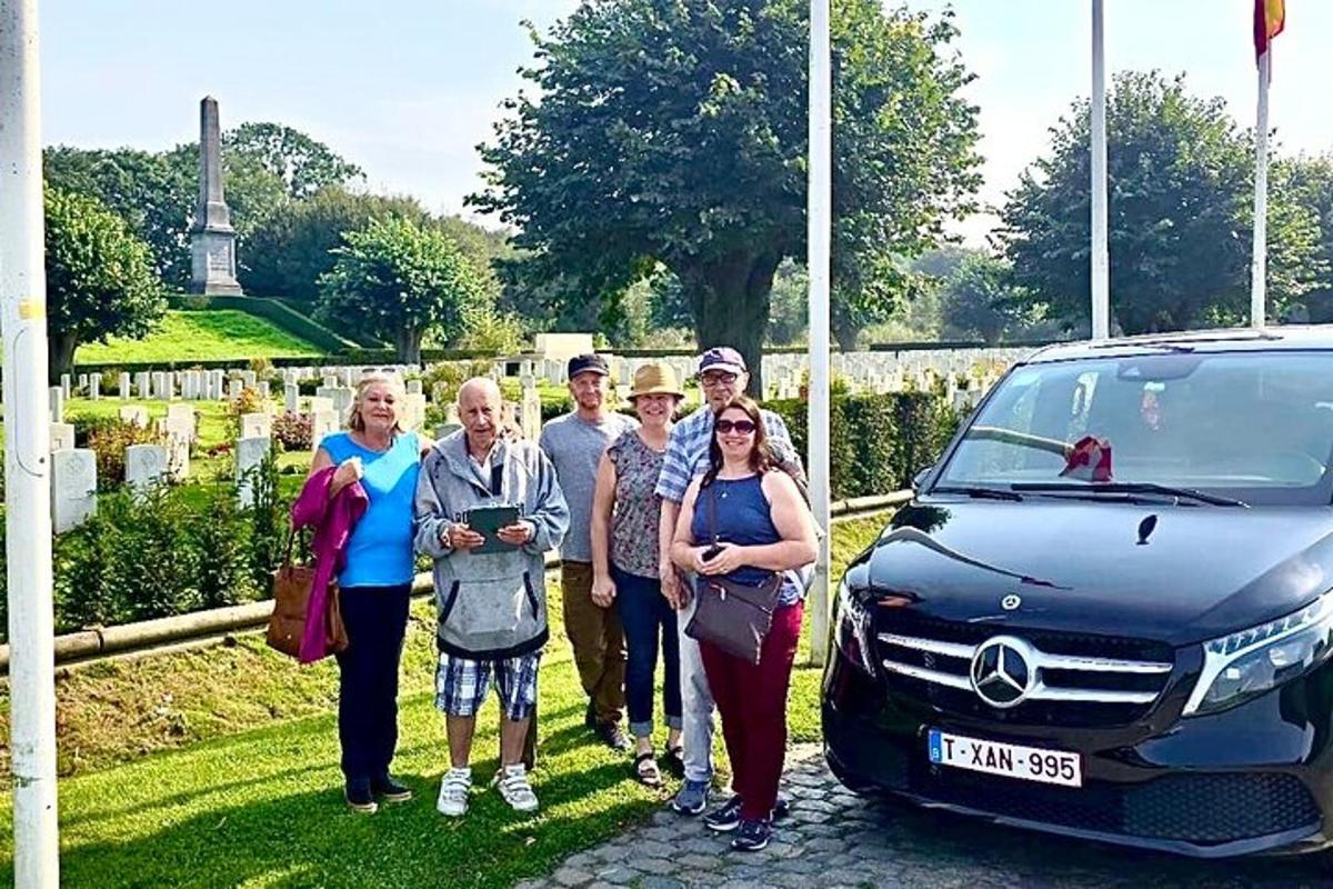 skupina lidí stojících před autem