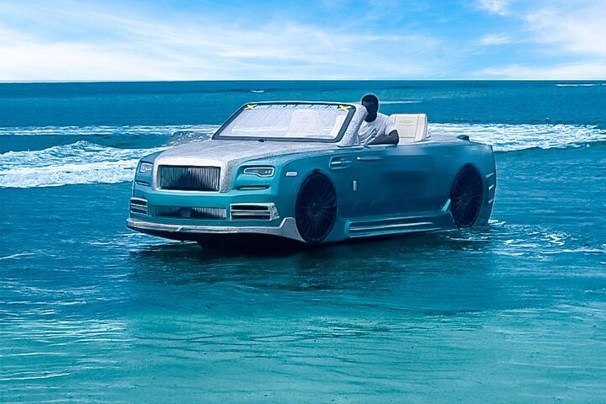 un uomo seduto in un'auto in acqua