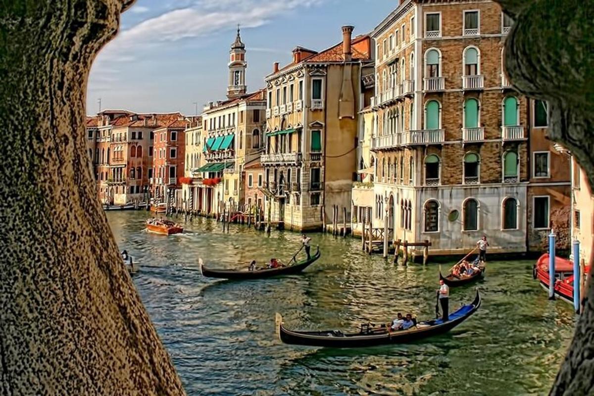 un gruppo di persone in gondola su un canale con edifici