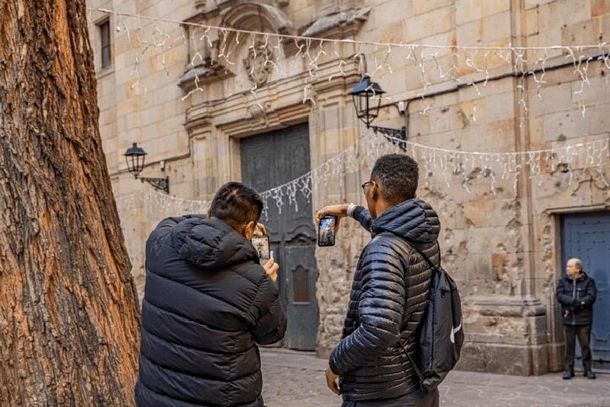 dve osebi stojita pred stavbo in se fotografirata