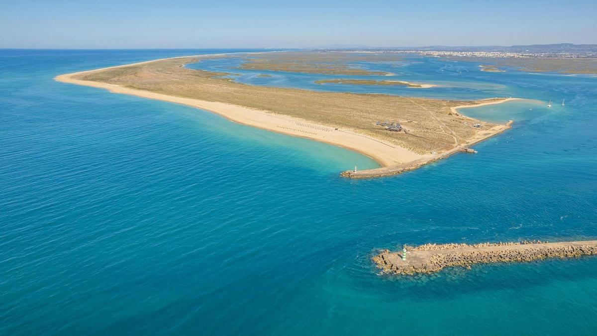 eine Insel mitten im Ozean