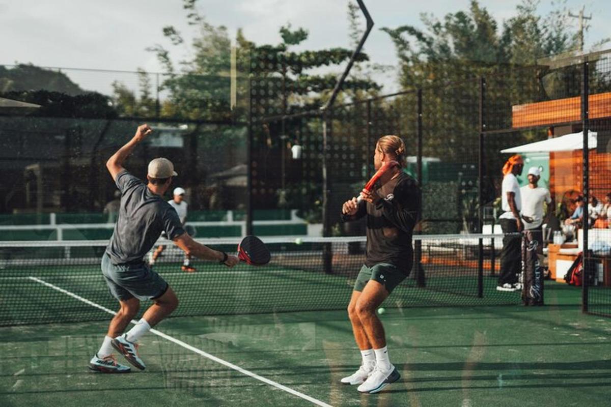 dva muži hrající tenis na tenisovém kurtu