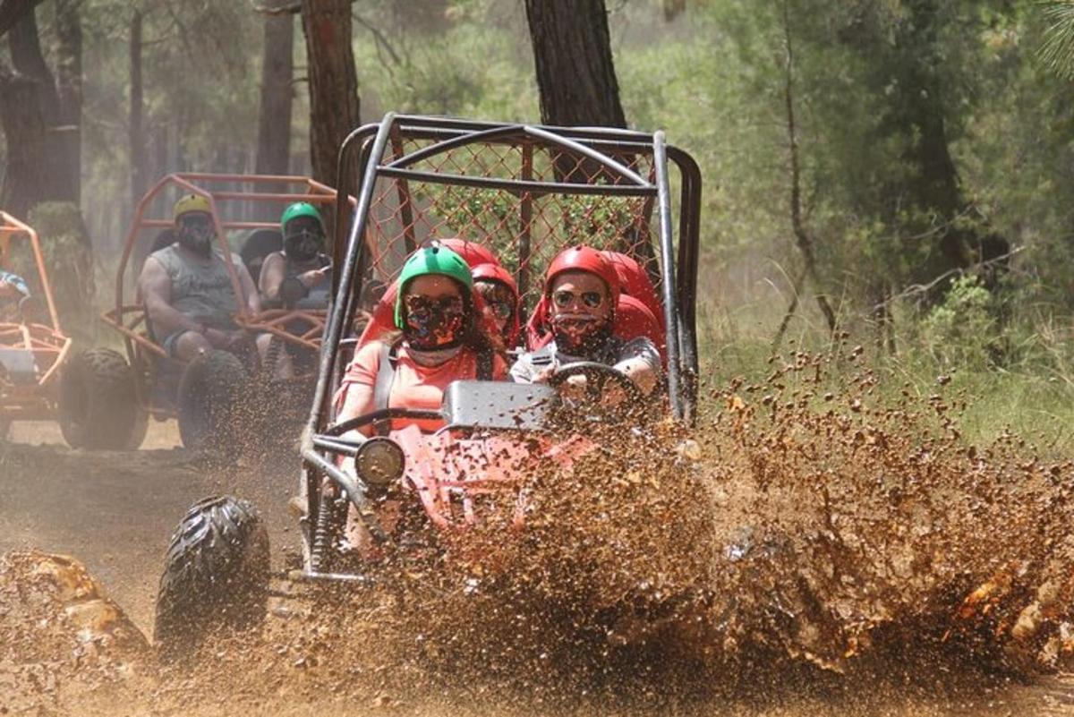 eine Gruppe von Menschen, die in einem Quad fahren