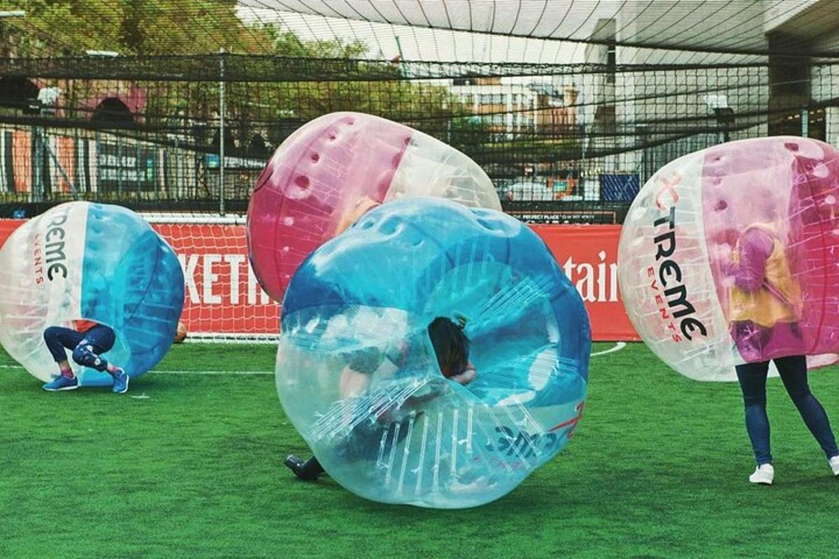 un gruppo di palloni gonfiabili su un campo