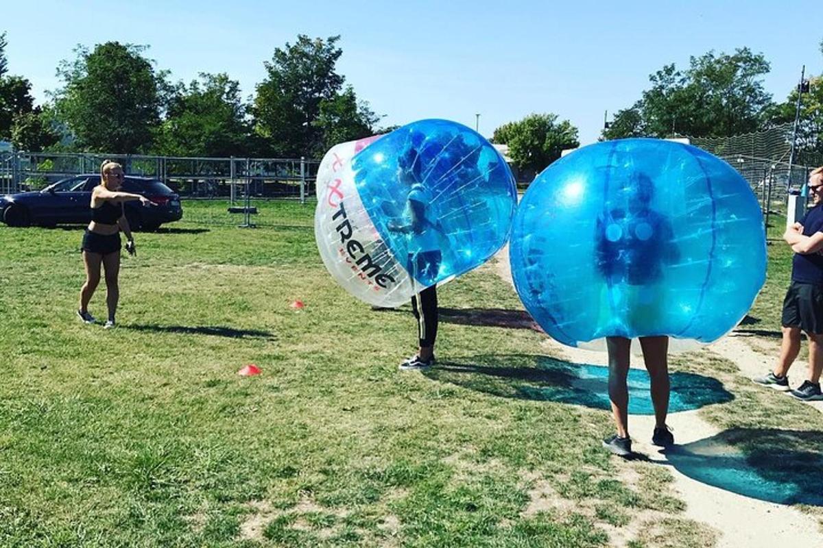 due persone in piedi in un campo che tengono in mano palloncini blu